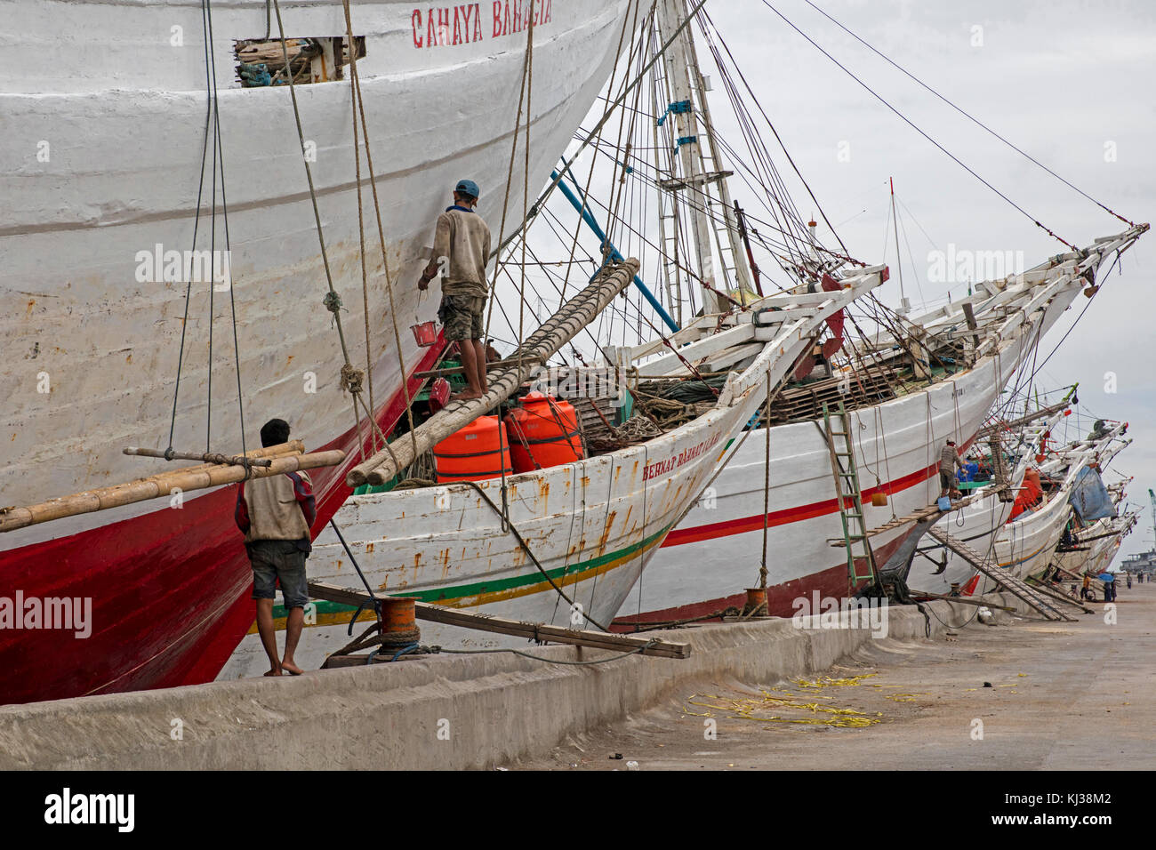 / Phinisis pinisis en bois traditionnel indonésien, voiliers à deux mâts à kalapa sunda Sunda Kelapa / Vieux port de Batavia, à Jakarta, Indonésie Banque D'Images