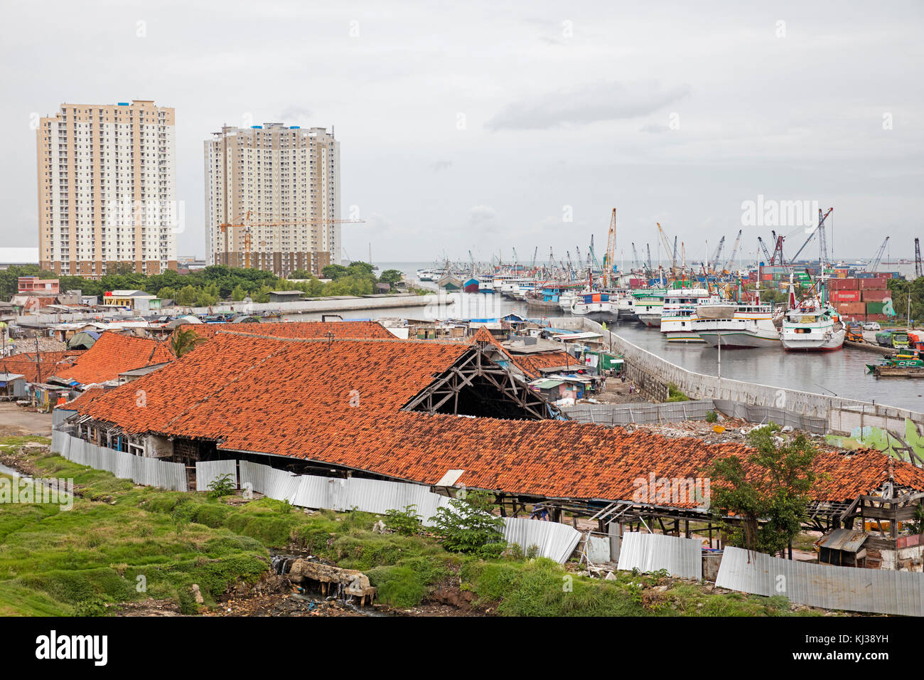 Gratte-ciel et vue sur / sunda Sunda Kelapa, vieux port kalapa batavia à Jakarta, Indonésie Banque D'Images