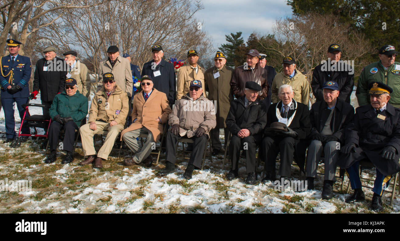 Cette image montre un groupe rassemblé pour la cérémonie commémorative de la bataille des Ardennes, honorant les soldats et les événements de la bataille des Ardennes, un conflit majeur de la seconde Guerre mondiale. La cérémonie commémore la bravoure et les sacrifices consentis au cours de cette bataille charnière. Banque D'Images