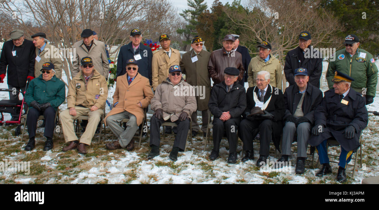 Une cérémonie commémorant la bataille des Ardennes, honorant les anciens combattants et ceux qui ont participé à cette importante bataille de la seconde Guerre mondiale, organisée en hommage à leur sacrifice. Banque D'Images