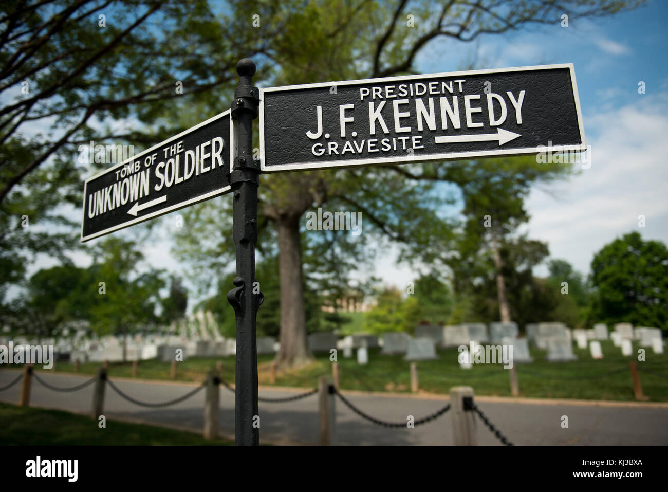 Panneau indiquant la direction de la Tombe du Soldat inconnu et le président John F. Kennedy tombe (17193484148) Banque D'Images