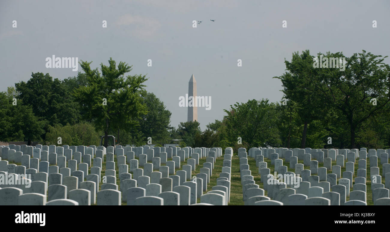 La Seconde Guerre mondiale, les avions volent au-dessus de Washington, D.C. vu du Cimetière National d'Arlington (17429761242) Banque D'Images