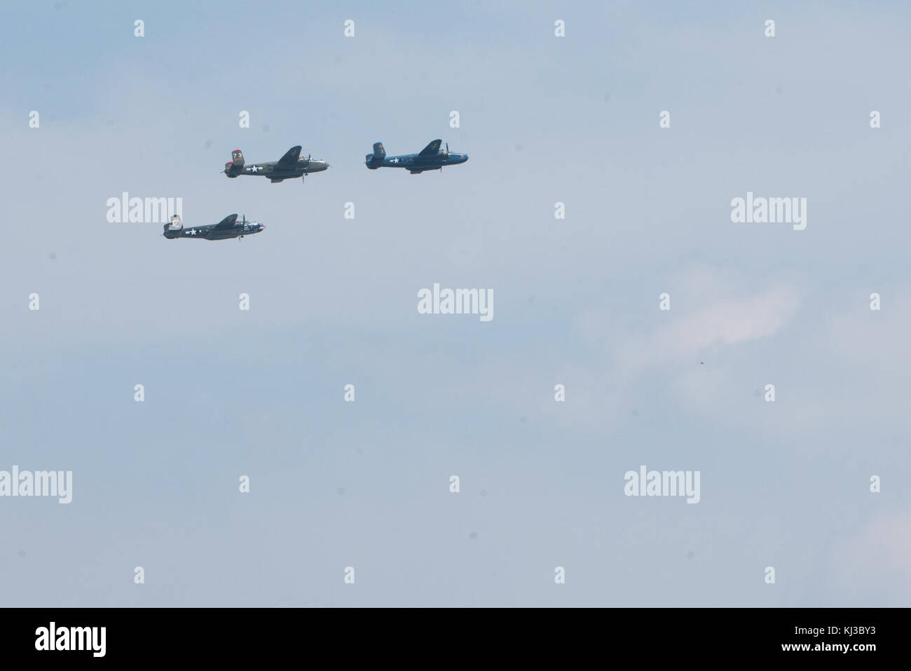 La Seconde Guerre mondiale, les avions volent au-dessus de Washington, D.C. vu du Cimetière National d'Arlington (17429749282) Banque D'Images