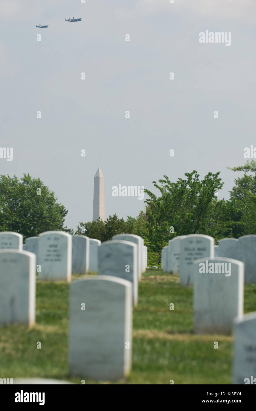 La Seconde Guerre mondiale, les avions volent au-dessus de Washington, D.C. vu du Cimetière National d'Arlington (17405715666) Banque D'Images
