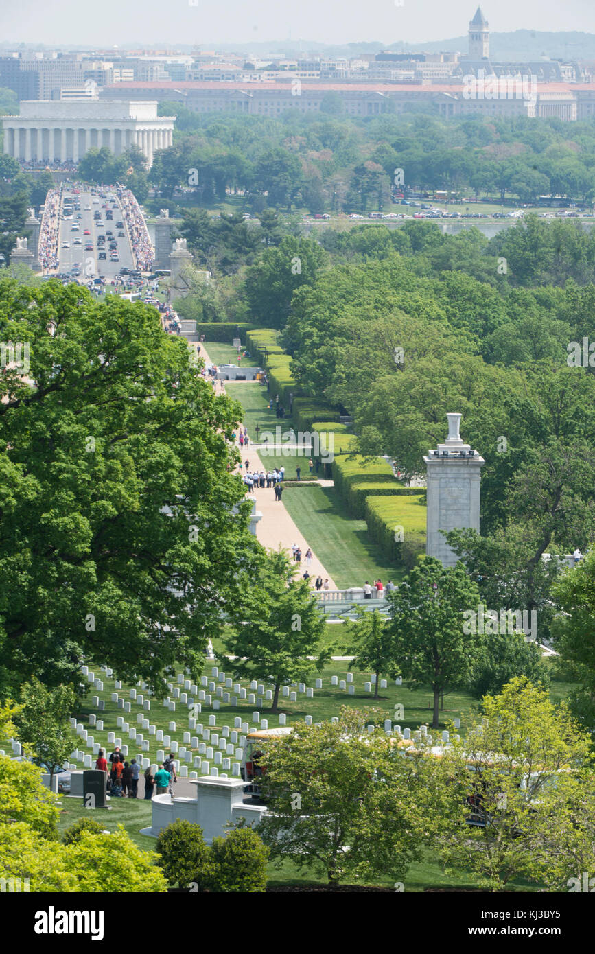 La Seconde Guerre mondiale, les avions volent au-dessus de Washington, D.C. vu du Cimetière National d'Arlington (17243968328) Banque D'Images