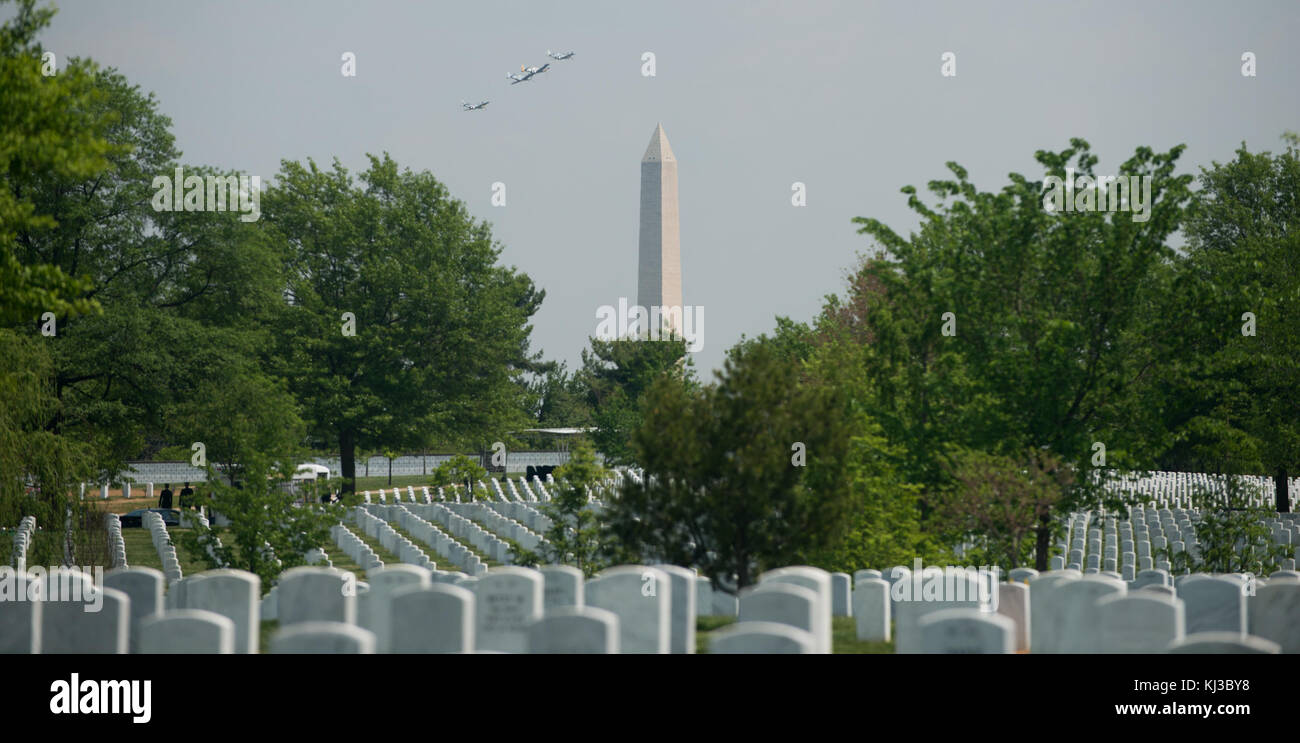 Avions de l'époque de la seconde Guerre mondiale survolant Washington, DC, capturés dans une photographie prise depuis le cimetière national d'Arlington, illustrant les avions militaires de l'époque. Banque D'Images