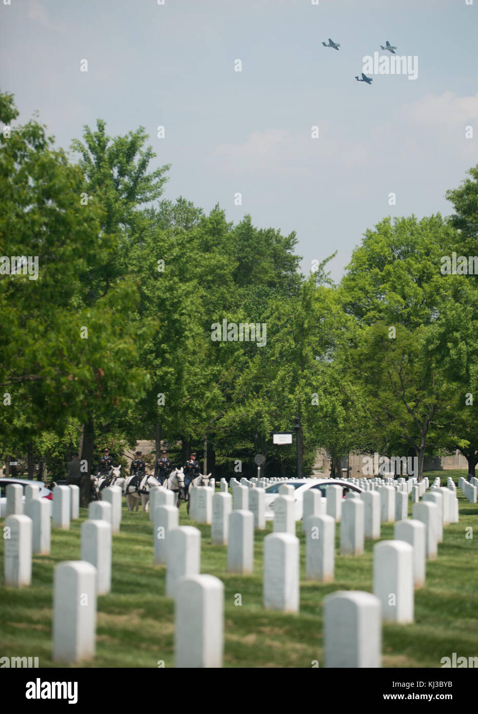 La Seconde Guerre mondiale, les avions volent au-dessus de Washington, D.C. vu du Cimetière National d'Arlington (16809216064) Banque D'Images