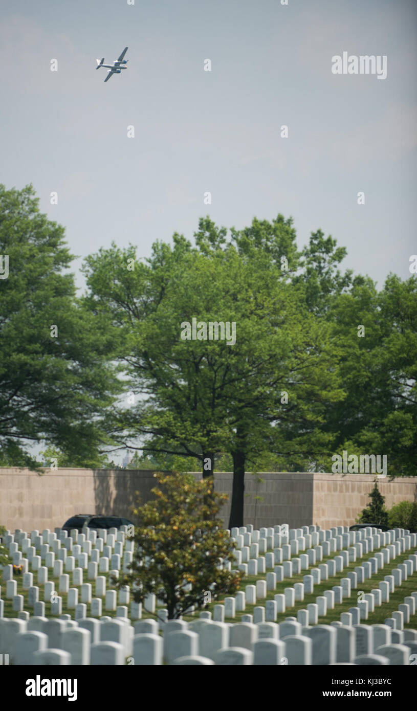 Une photographie capturant des avions de l'époque de la seconde Guerre mondiale survolant Washington, DC, vu du cimetière national d'Arlington, montrant des avions militaires historiques. Banque D'Images