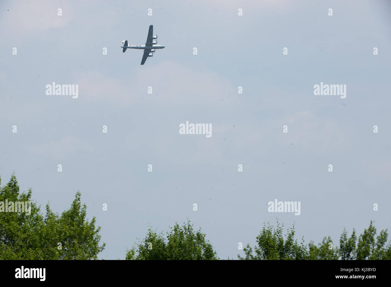 La Seconde Guerre mondiale, les avions volent au-dessus de Washington, D.C. vu du Cimetière National d'Arlington (17243946688) Banque D'Images