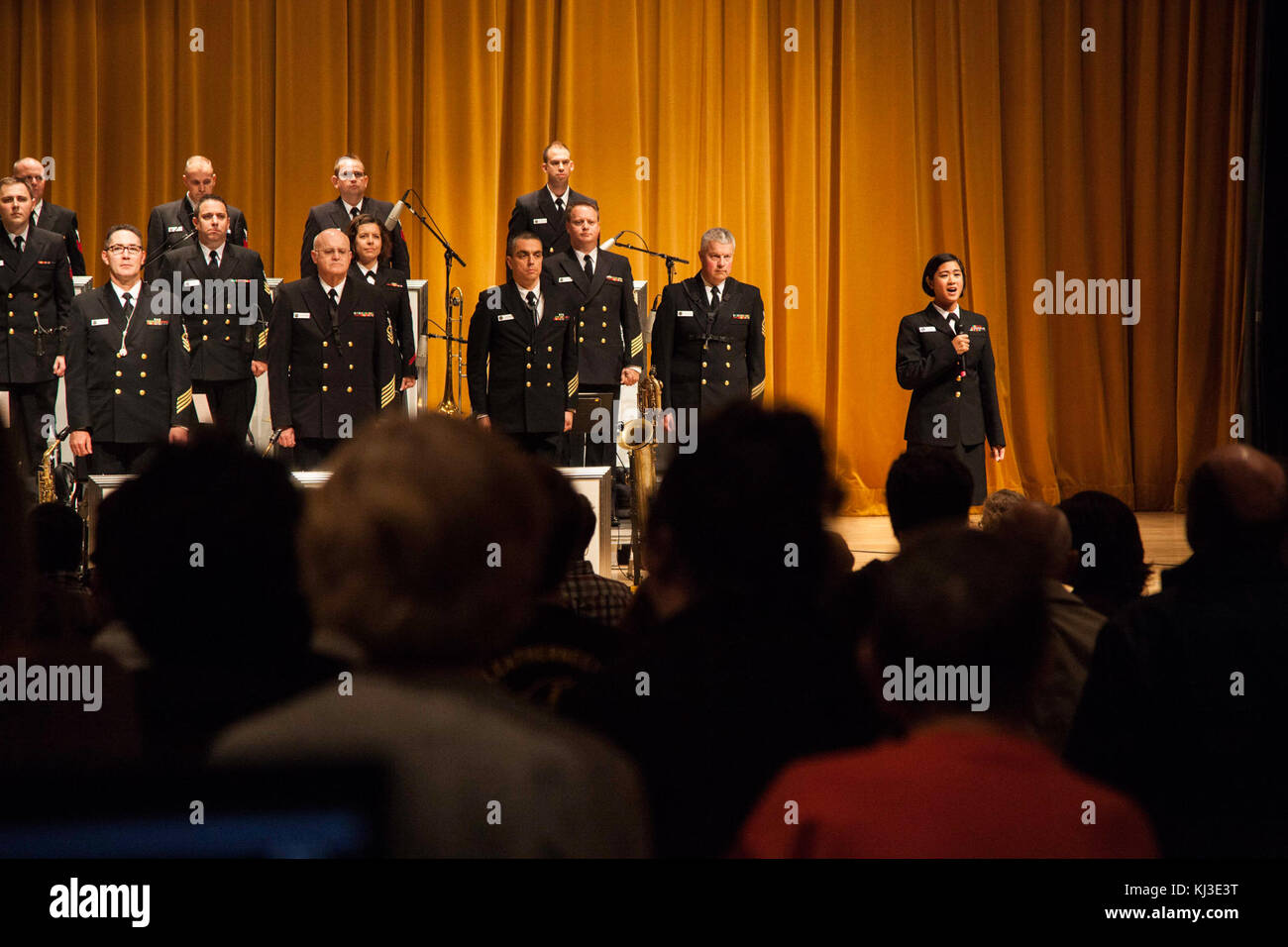 Cette image capture les Commodores lors d'une de leurs tournées, mettant en valeur la performance du groupe sur scène. The Commodores est un groupe de funk et soul de premier plan, connu pour ses performances énergiques et ses succès emblématiques dans les années 1970 et 1980 Banque D'Images