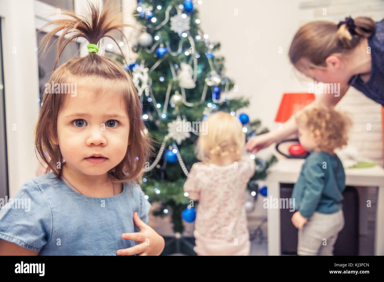 Enfant mignon sur l'arrière-plan de Christmas Tree in christms accueil Banque D'Images