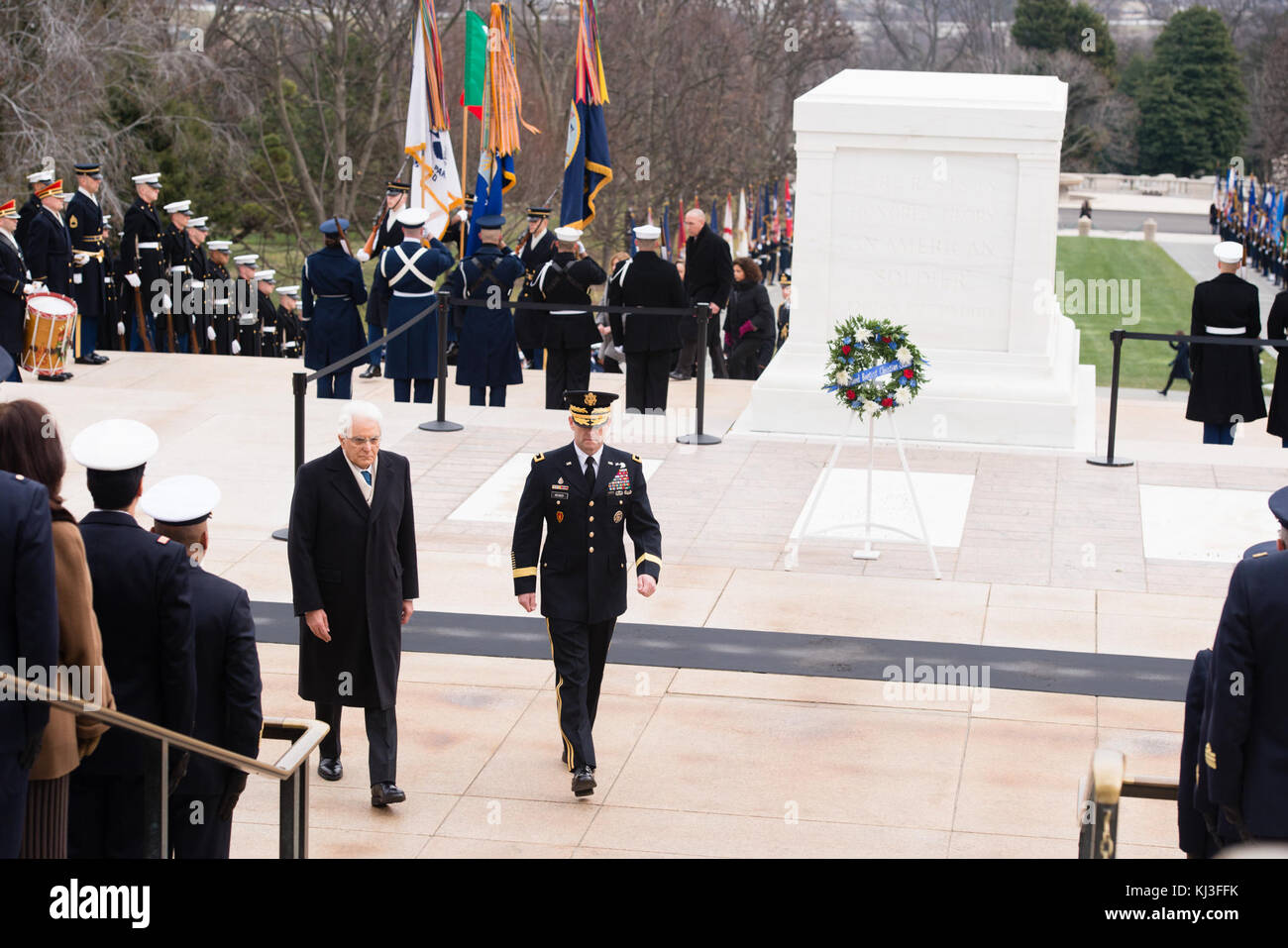 Président de l'Italie dépose une gerbe sur la Tombe du Soldat inconnu au cimetière national d'Arlington (24252624483) Banque D'Images