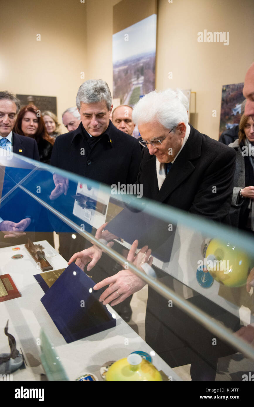 Président de l'Italie dépose une gerbe sur la Tombe du Soldat inconnu au cimetière national d'Arlington (24251340974) Banque D'Images