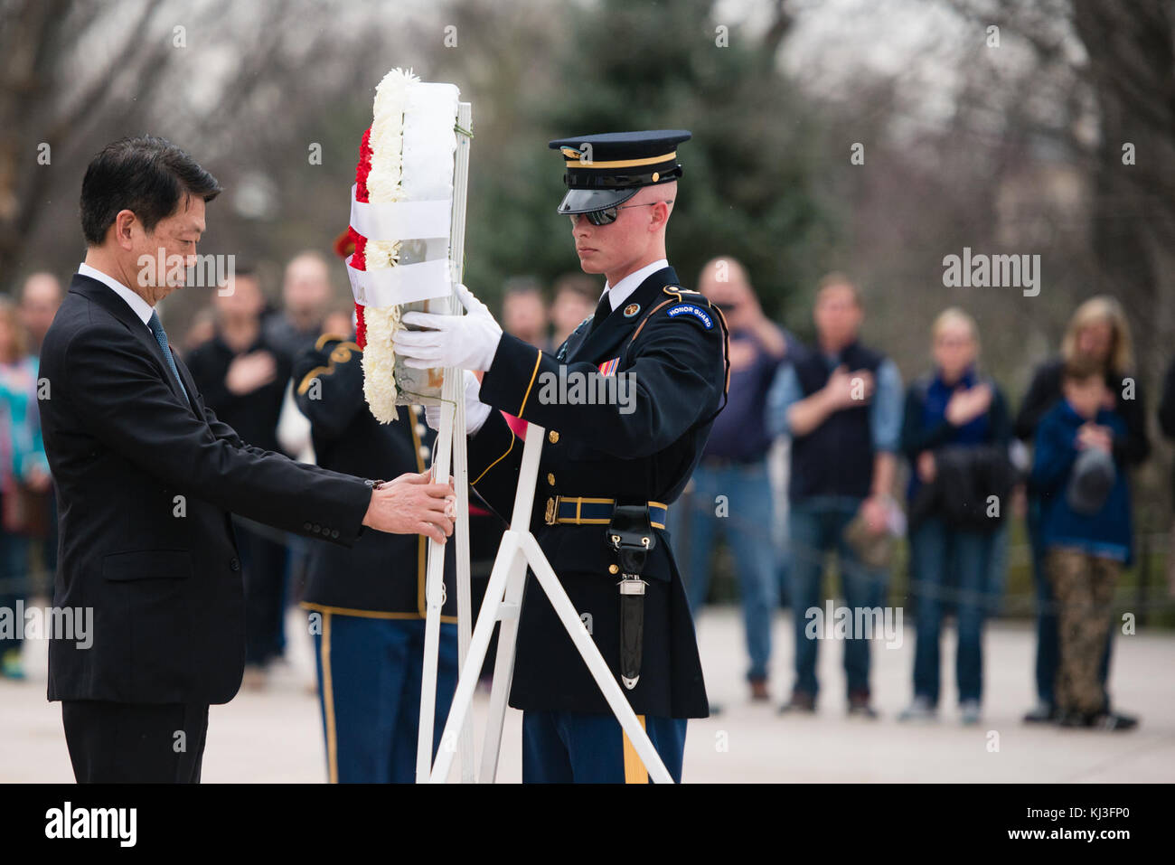 Ministre d'État aux Affaires étrangères du Japon dépose une gerbe sur la Tombe du Soldat inconnu au cimetière national d'Arlington (25614553392) Banque D'Images