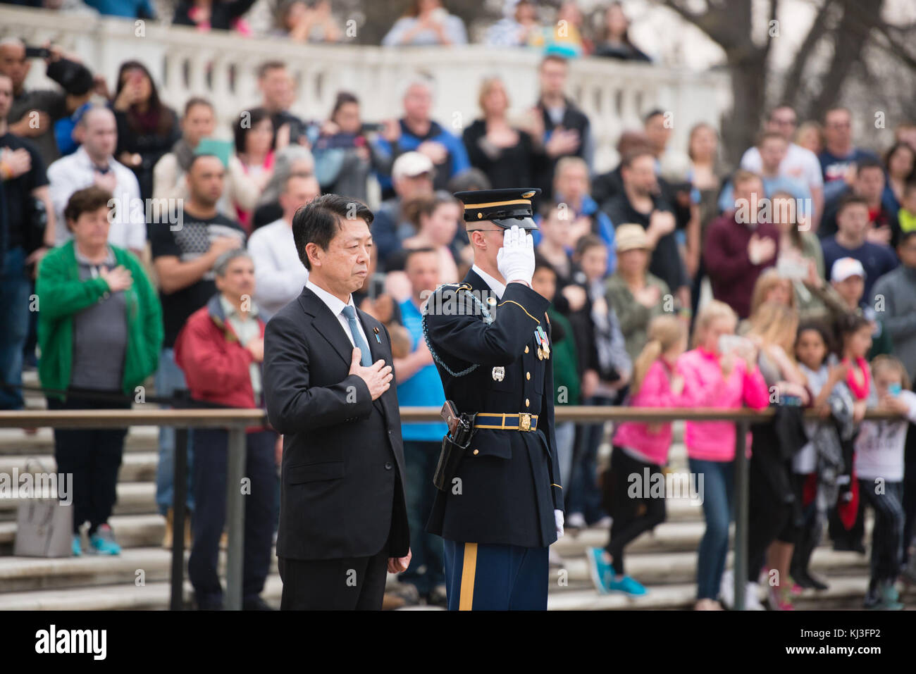Ministre d'État aux Affaires étrangères du Japon dépose une gerbe sur la Tombe du Soldat inconnu au cimetière national d'Arlington (25108924333) Banque D'Images