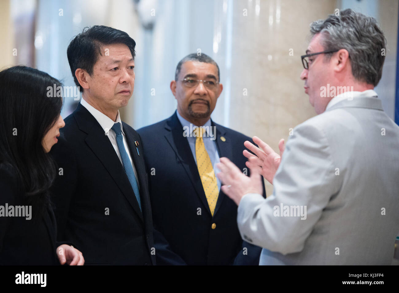 Ministre d'État aux Affaires étrangères du Japon dépose une gerbe sur la Tombe du Soldat inconnu au cimetière national d'Arlington (25640486481) Banque D'Images