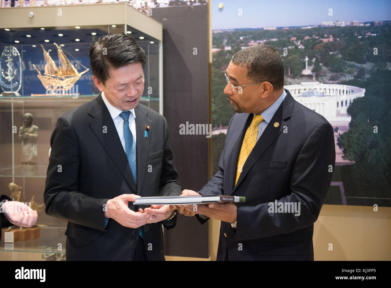 Ministre d'État aux Affaires étrangères du Japon dépose une gerbe sur la Tombe du Soldat inconnu au cimetière national d'Arlington (25709491376) Banque D'Images
