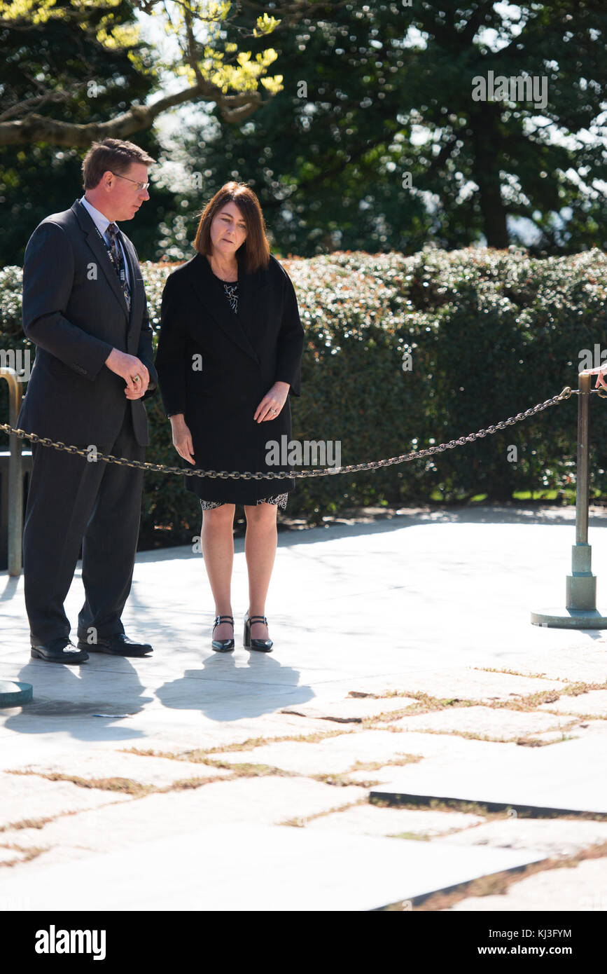 La première dame de la Nouvelle-Zélande dépose une gerbe sur la Tombe du Soldat inconnu au cimetière national d'Arlington (26110825196) Banque D'Images