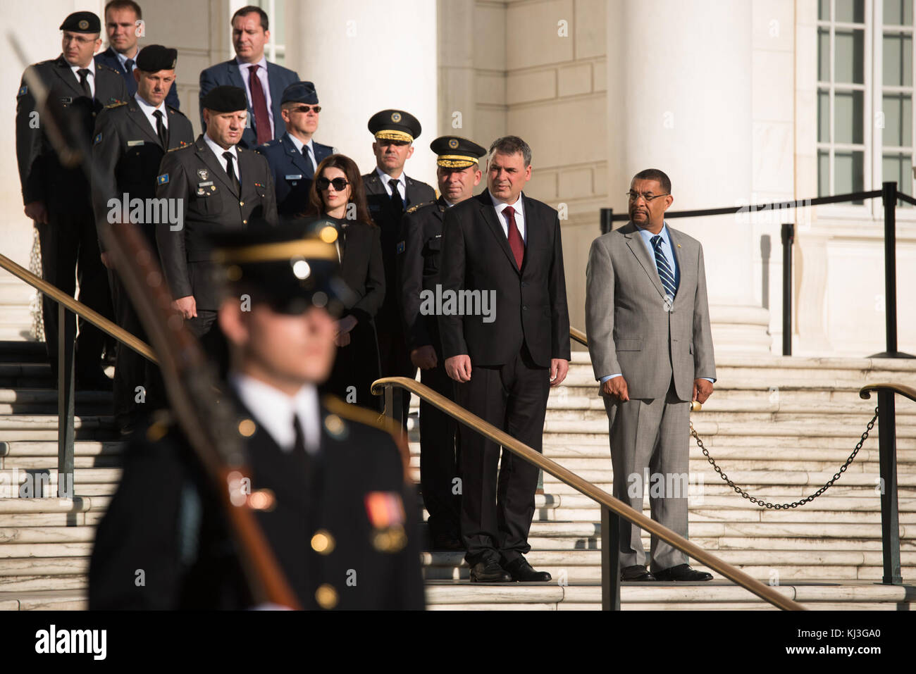 Ministre de la Force de sécurité du Kosovo et commandant de la KSF une gerbe sur la Tombe du Soldat inconnu au cimetière national d'Arlington (25939093363) Banque D'Images