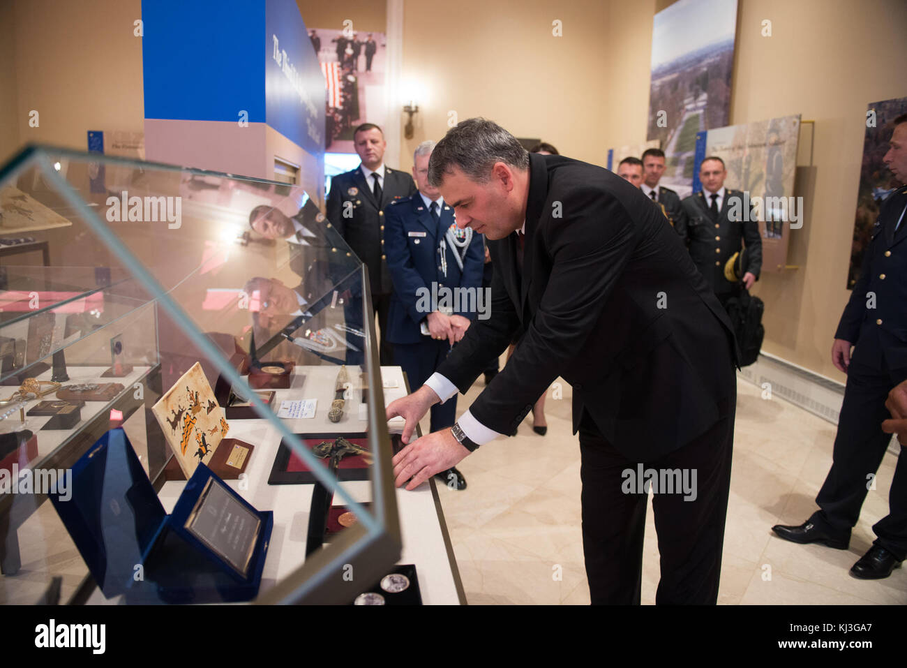 Ministre de la Force de sécurité du Kosovo et commandant de la KSF une gerbe sur la Tombe du Soldat inconnu au cimetière national d'Arlington (25939105963) Banque D'Images