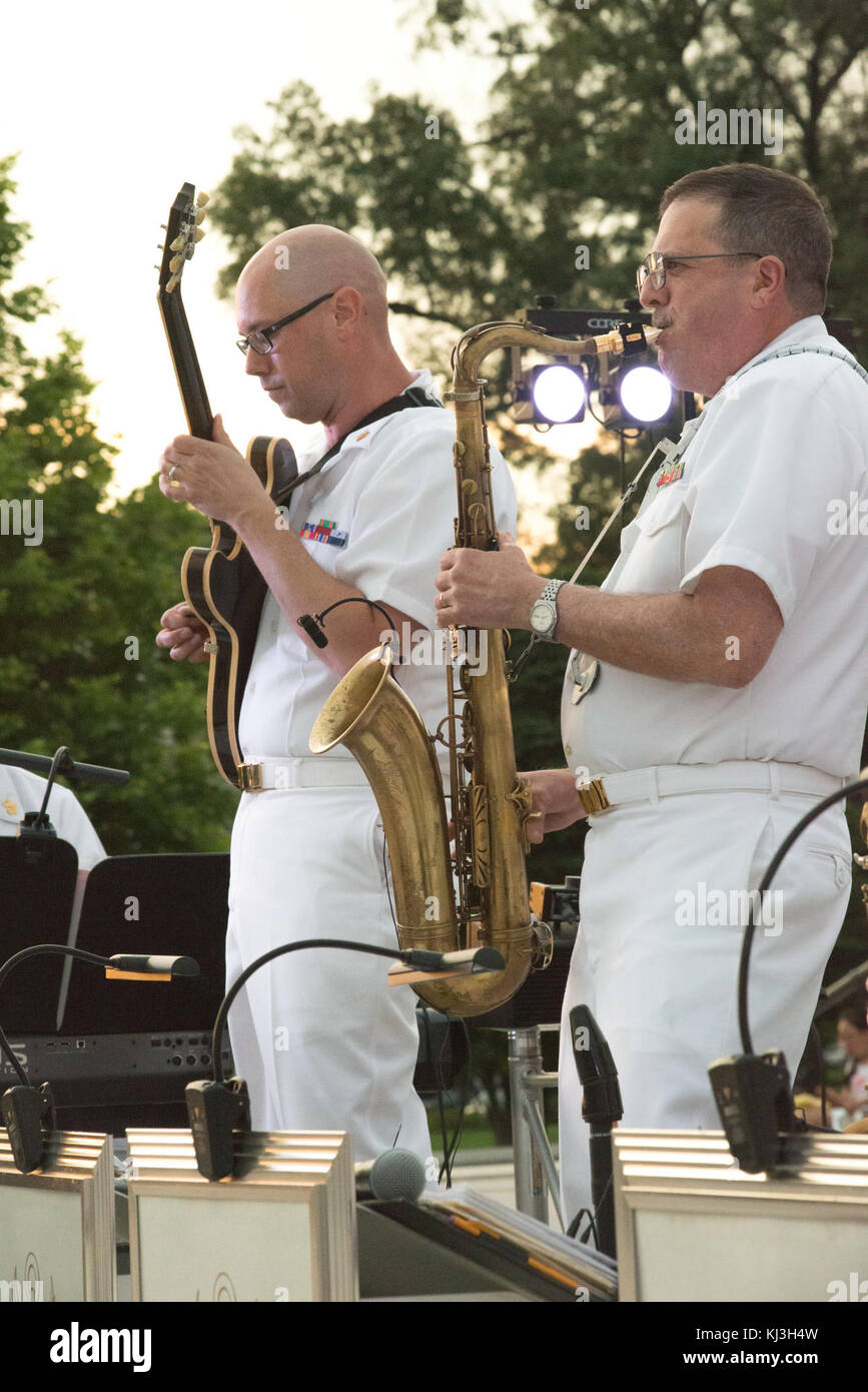 Un concert d'été sur les marches du Capitole des États-Unis mettait en vedette les Commodores, un célèbre groupe de funk et soul américain, mettant en vedette une performance en plein air animée à Washington, DC Banque D'Images