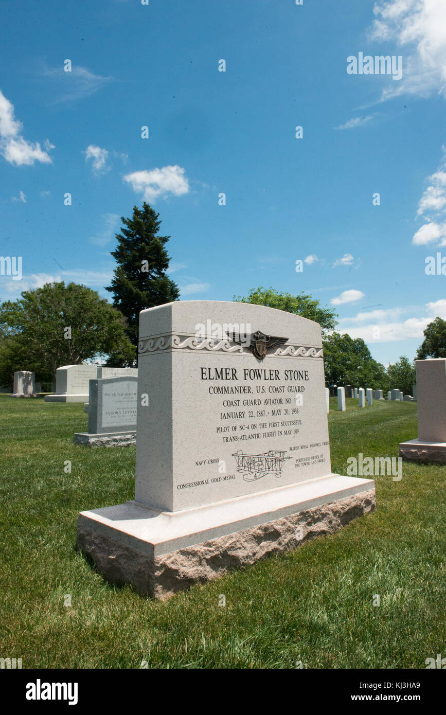 U.S. Coast Guard survole le Cimetière National d'Arlington pour marquer le 100e anniversaire de l'aviation de la Garde côtière canadienne (27658512281) Banque D'Images