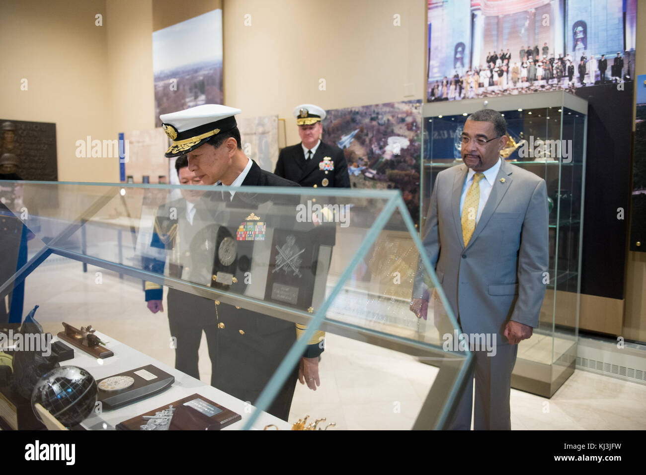 Chef d'état-major de la Force navale d'autodéfense du Japon dépose une gerbe sur la Tombe du Soldat inconnu au cimetière national d'Arlington (29819101153) Banque D'Images