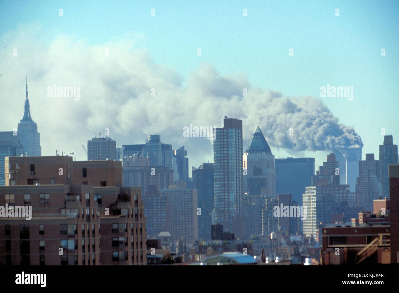 Des toits de Manhattan avec de la fumée s'échapper de la Twin Towers (29385426736) Banque D'Images