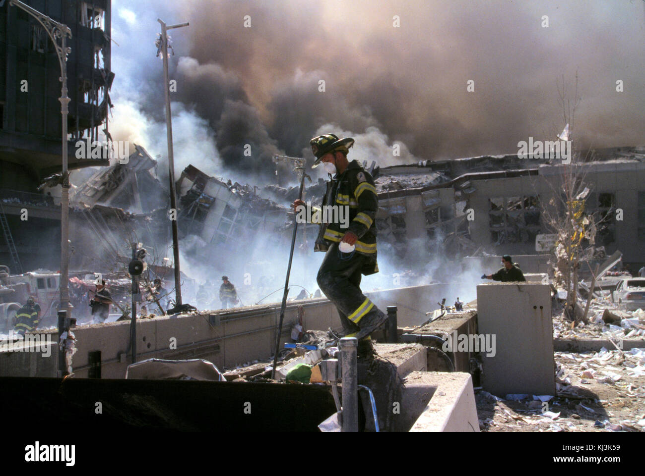 Des pompiers ont fumé des décombres après l'attaque terroriste du 11 septembre sur le World Trade Center Banque D'Images Des pompiers ont fumé des décombres après l'attaque terroriste du 11 septembre sur le World Trade Center Banque D'Images