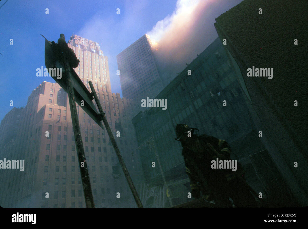 Un chasseur de feu à la base du bâtiment Twin Towers a été incendié à la suite de l'attaque terroriste du 11 septembre Banque D'Images Un chasseur de feu à la base du bâtiment Twin Towers a été incendié à la suite de l'attaque terroriste du 11 septembre Banque D'Images