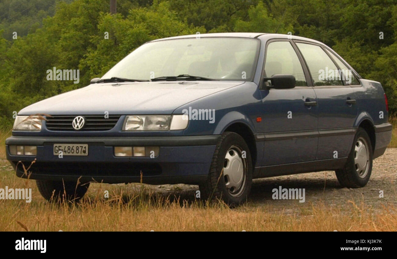 La Volkswagen Passat est une voiture de taille moyenne produite par le constructeur automobile allemand Volkswagen. Connu pour sa fiabilité et ses fonctionnalités avancées, il a été un choix populaire pour les familles et les professionnels. La Passat est disponible dans différents styles et configurations de carrosserie, offrant à la fois un rendement énergétique et un confort optimal. Banque D'Images