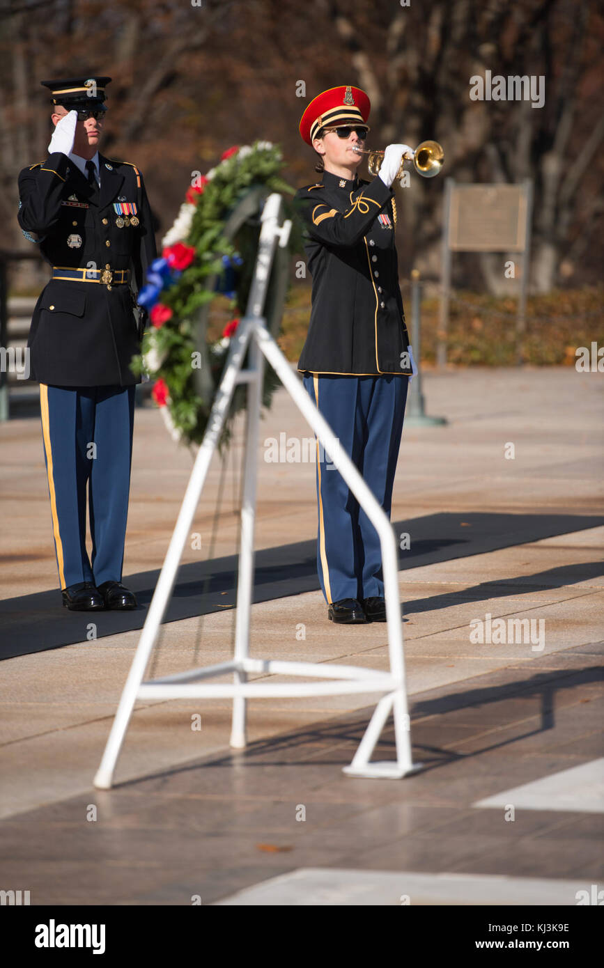 L'ordre de la marine des États-Unis dépose une gerbe sur la Tombe du Soldat inconnu au cimetière national d'Arlington (31118163040) Banque D'Images