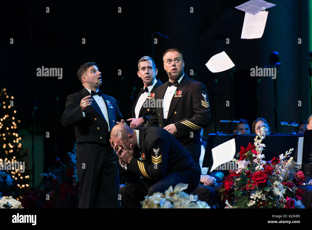 Photographie éditoriale portant le code FB-161217-N-LC494-150, représentant des personnes, probablement liées à un événement musical ou culturel. L'image évoque des thèmes historiques avec un accent sur le passage du temps et la nostalgie. Banque D'Images