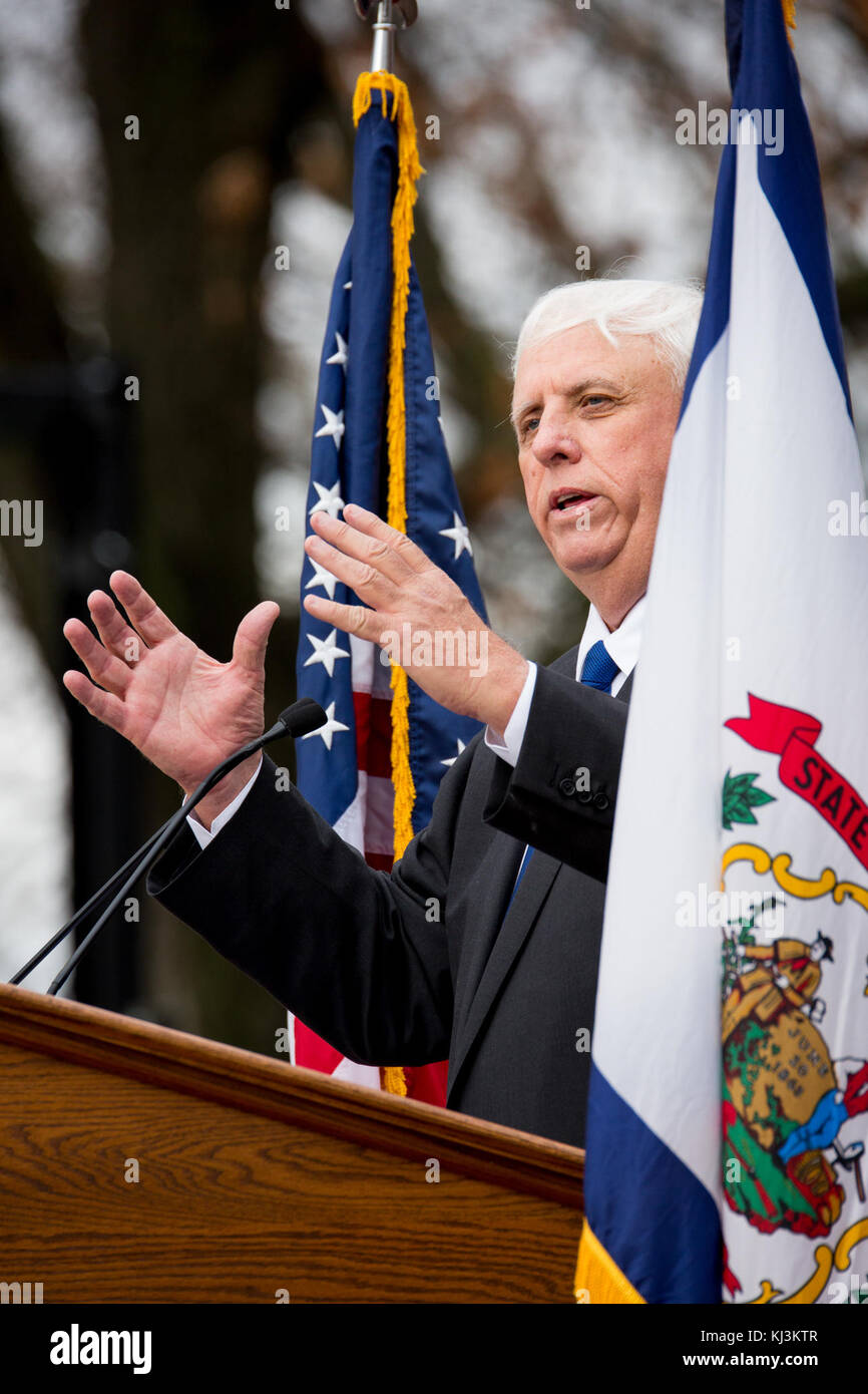 Cette photo capture des moments clés de l'investiture en 2017 de Jim Justice, le gouverneur de Virginie-occidentale. L'image souligne son ascension politique et les aspects cérémoniels de l'événement, marquant le début de son mandat. Banque D'Images