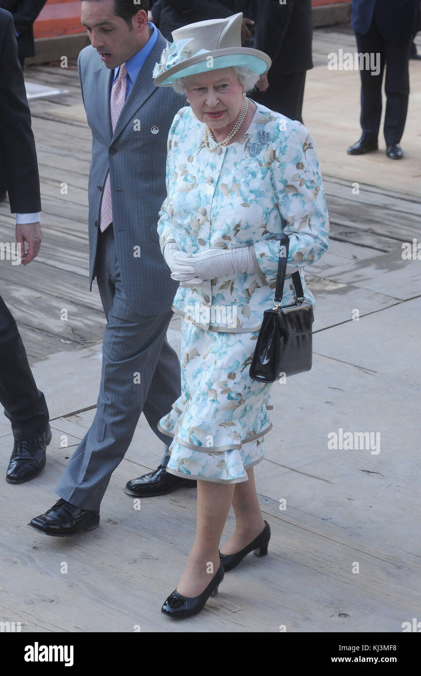 NEW YORK - Juillet 06 : La Reine Elizabeth II est accueilli par le gouverneur de New York David Patterson comme elle arrive à le site du World Trade Center pour rendre hommage aux victimes des attaques du 11 septembre, lors d'une visite à Ground Zero. le 6 juillet 2010 Participants : La Reine Elizabeth II Banque D'Images