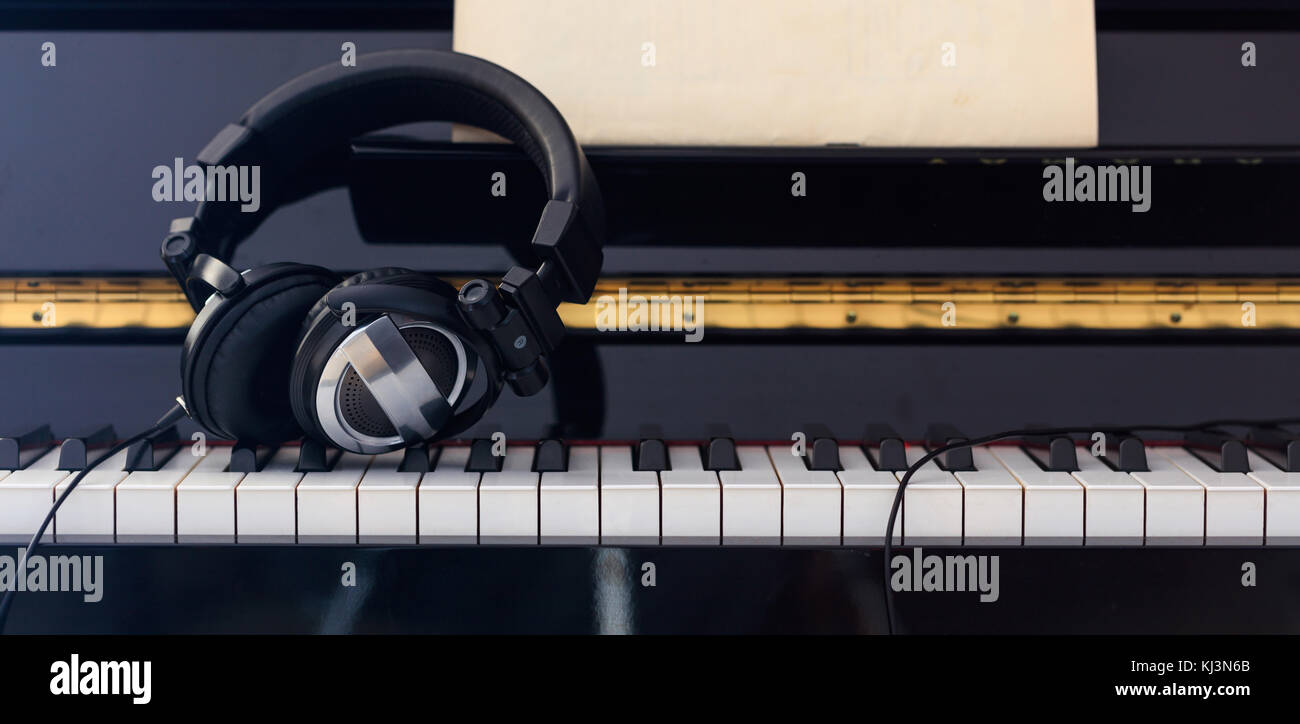 Écouteurs close up sur clavier de piano, front view Photo Stock - Alamy