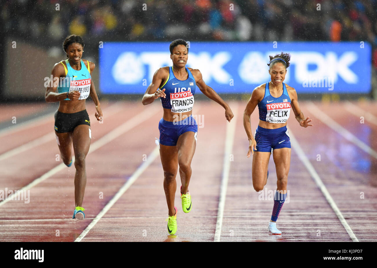 Phillys Francis (USA) remporte le 400m femmes, alonside Allyson Felix (USA) et Shaunae Miller-Uibo (Bahamas) - Championnats du monde IAAF, Londres 2017 Banque D'Images