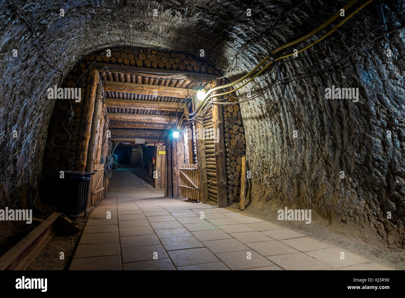 La sortie du tunnel de la mine souterraine illuminée en mine de sel de Bochnia, Pologne Banque D'Images