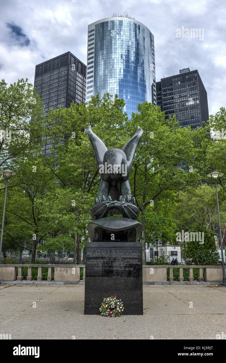 East Coast Memorial Park, New York. aigle en bronze sculpture par albino manca dans Battery Park. la côte est de l'absence de distinctions honorifiques du parc mémorial américain de la deuxième guerre mondiale Banque D'Images