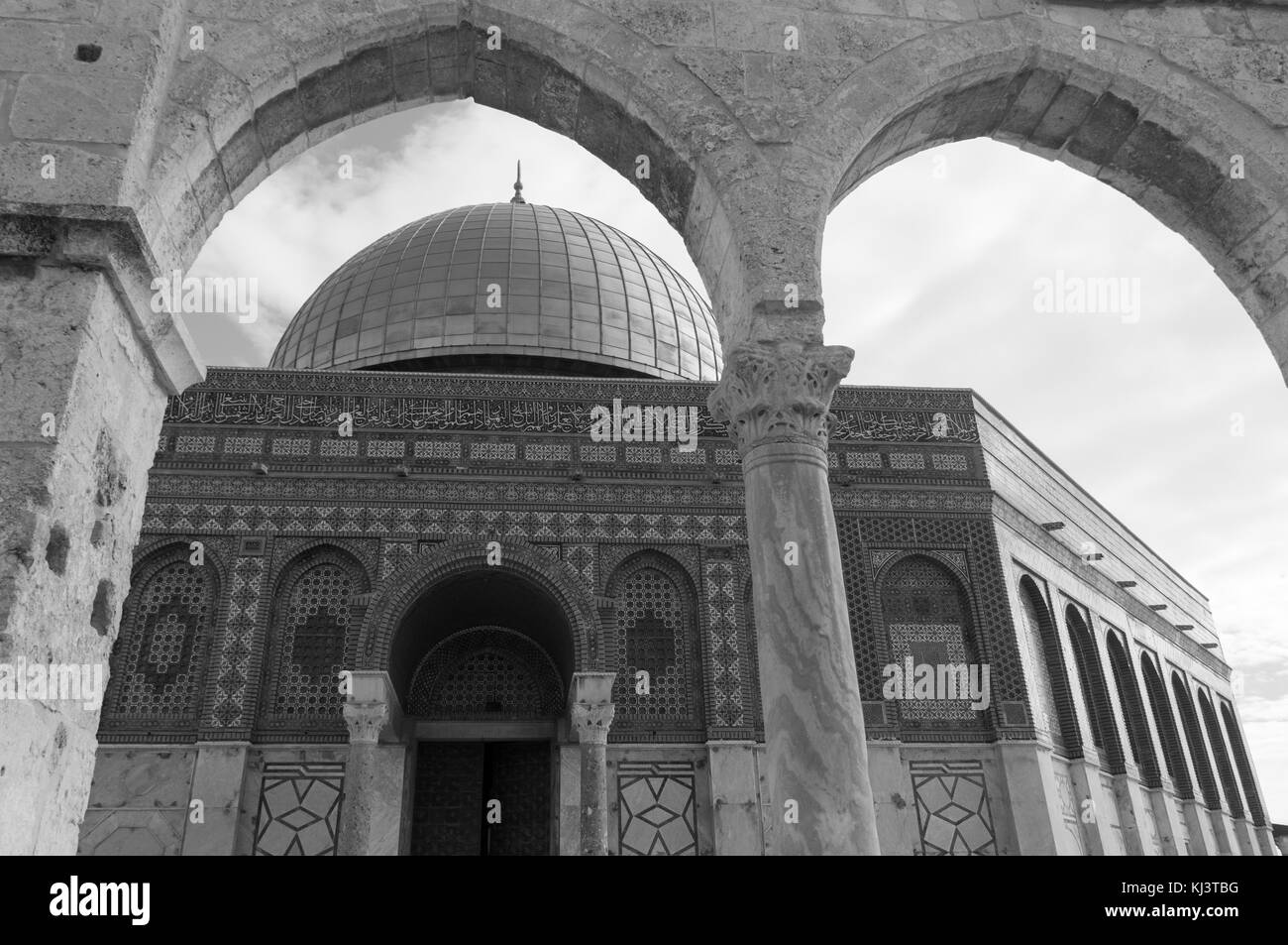 Le dôme du Rocher, Jérusalem, Israël situé sur le mont du temple en noir et blanc. Banque D'Images