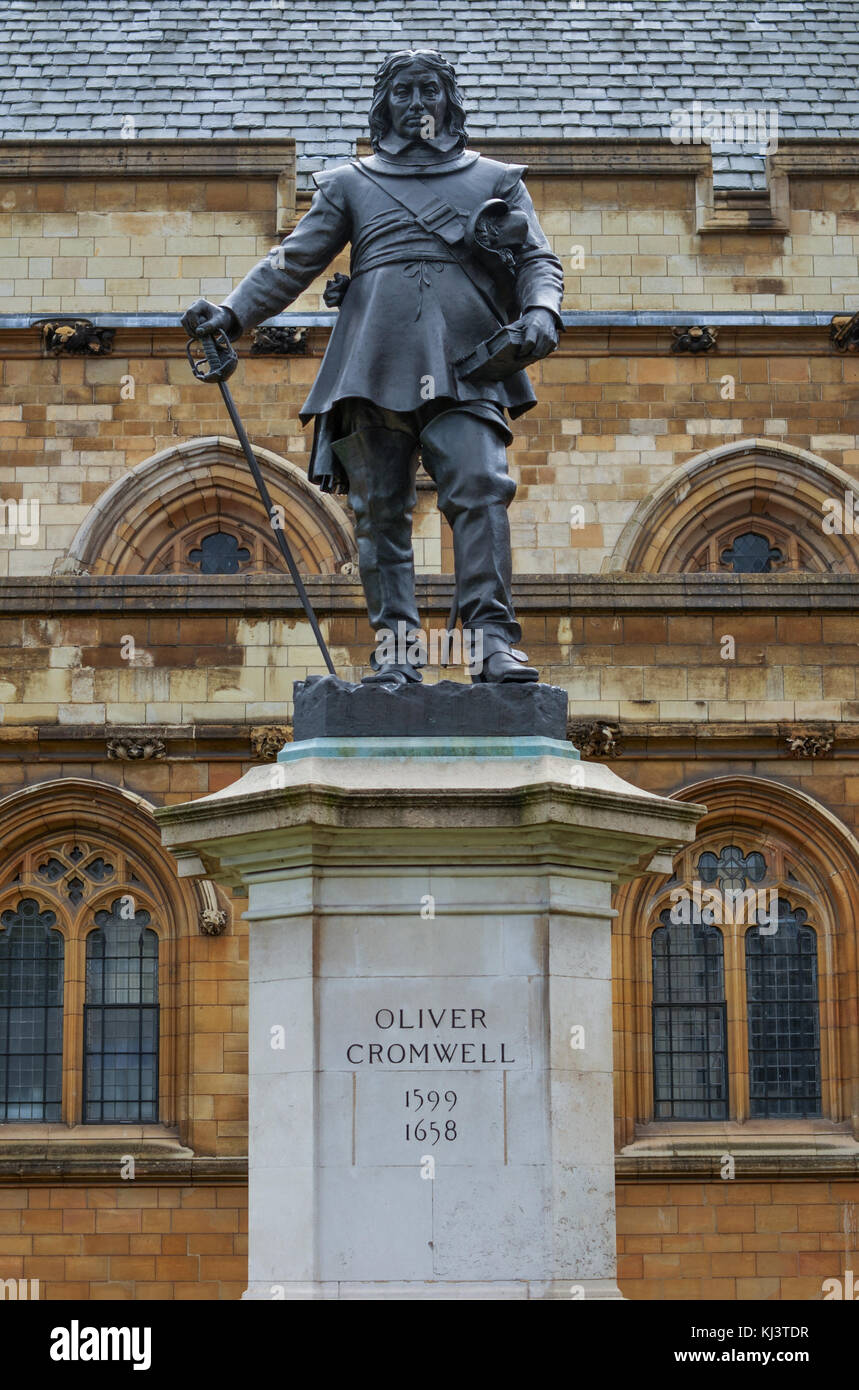 Oliver Cromwell - statue devant palais de Westminster (parlement), London, UK Banque D'Images