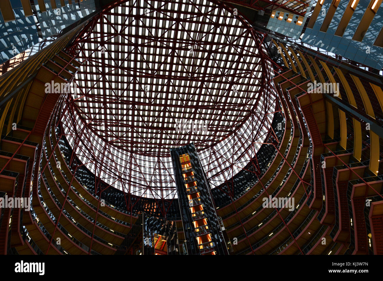 L'atrium de la Thompson Center de Chicago. Washington veut vendre le gouvernement de nouvelle construction, inauguré en 1985, ce qui peut mettre fin à sa démolition Banque D'Images