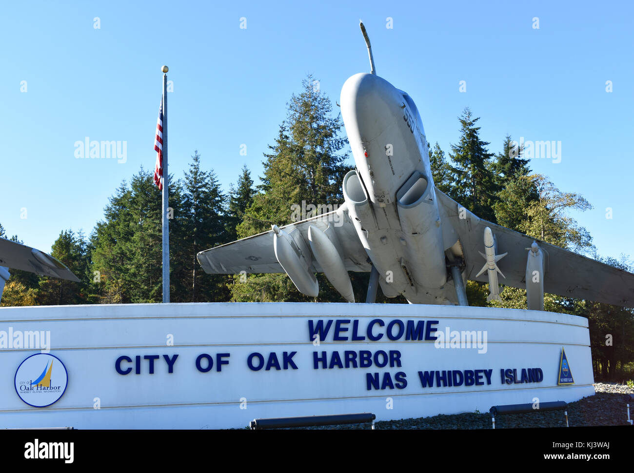 Deux avions de chasse de la marine avec des bombes sous la bienvenue aux visiteurs du site Oak Harbor sur l'île de Whidbey, dans l'État de Washington. Banque D'Images