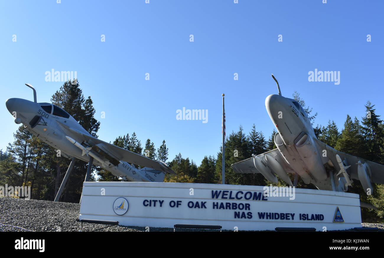 Deux avions de chasse de la marine avec des bombes sous la bienvenue aux visiteurs du site Oak Harbor sur l'île de Whidbey, dans l'État de Washington. Banque D'Images