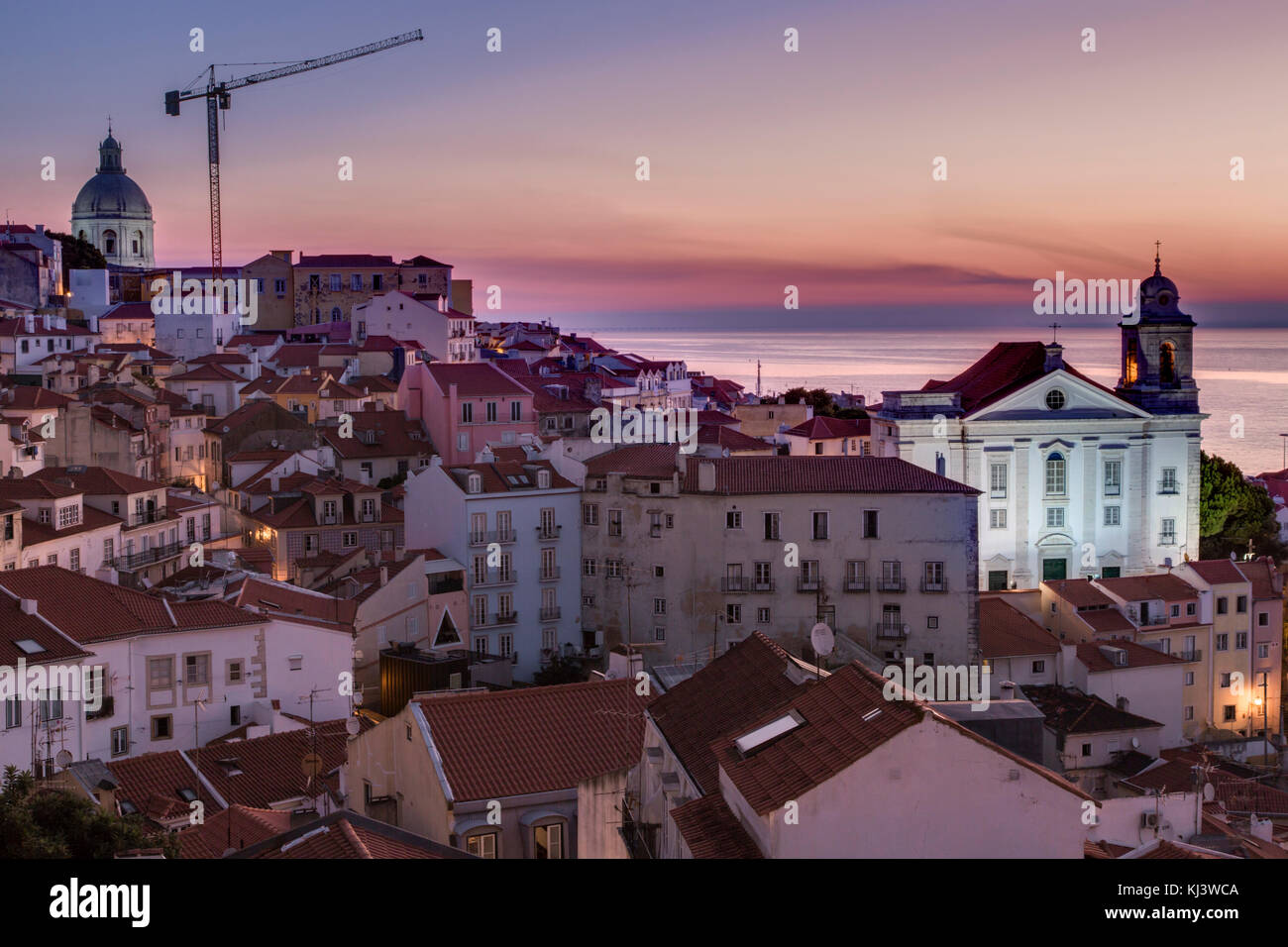 Vue sur le lever du soleil sur Lisbonne, Portugal Banque D'Images