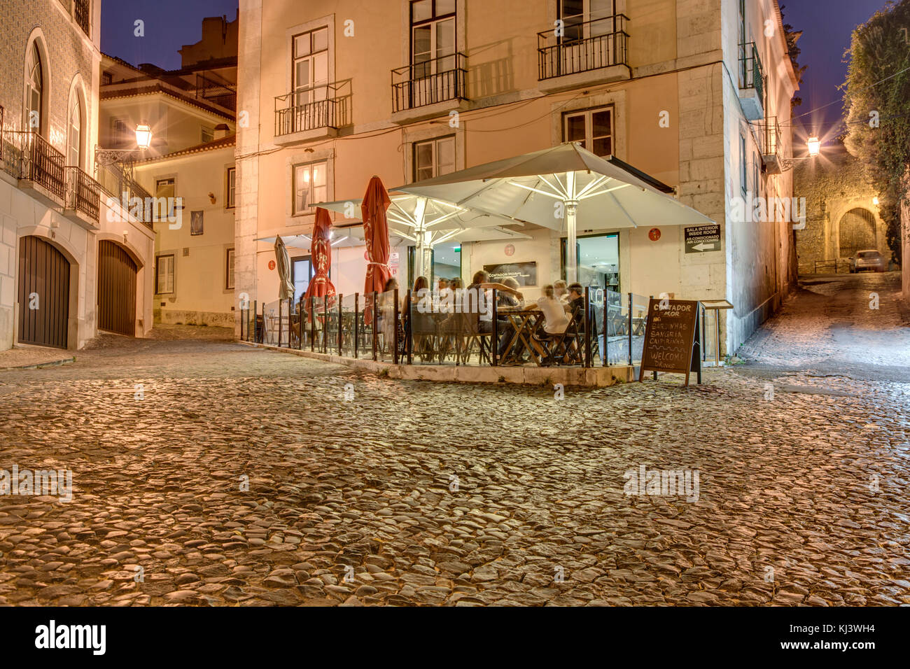Restaurant dans le quartier d'Alfama, Lisbonne, Portugal Photo Stock - Alamy