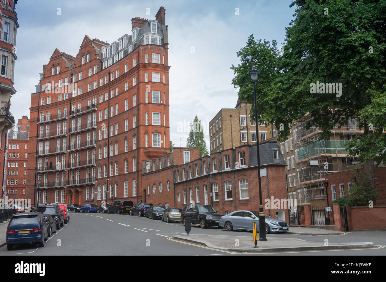 Bâtiment incurvé avec façade en briques rouges sur kensington gore, Londres, Angleterre. Banque D'Images