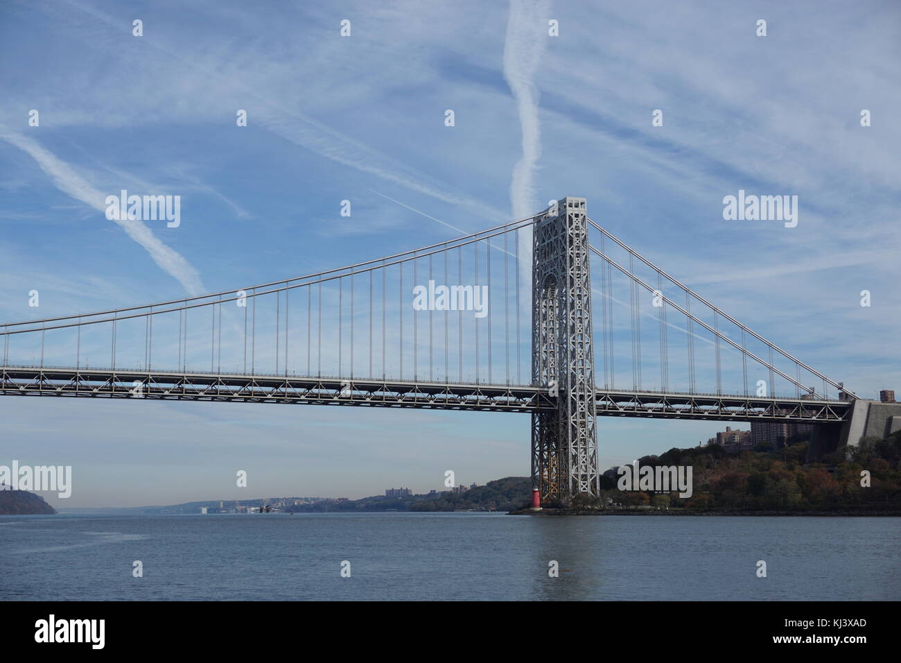 Le pont George Washington et phare rouge, par la rivière Hudson à new york Banque D'Images