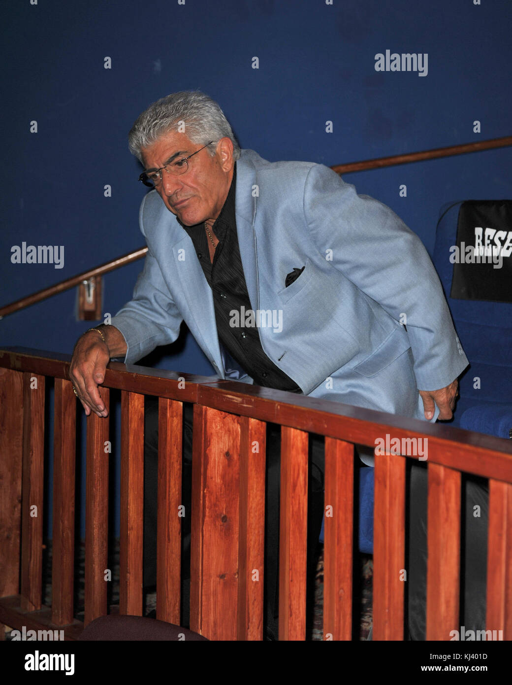 FORT LAUDERDALE, FL - janvier 08 : Frank Vincent arrive à la projection de genre en attente au Cinema Paradiso. GENIUS EN ATTENTE est un film documentaire narré par Frank Vincent (Les Affranchis, Casino, Raging Bull) qui raconte l'histoire épique de Walter L. Shaw, un génie en ingénierie qui, à plus d'un demi-siècle, a inventé une technologie qui transforme le système téléphonique rudimentaire des années 1950 à la fondation de l'industrie mondiale des télécommunications de pointe. AT&T a tenu une telle mainmise monopole. le 8 janvier 2009 à Fort Lauderdale, en Floride. People : Frank Vincent Banque D'Images