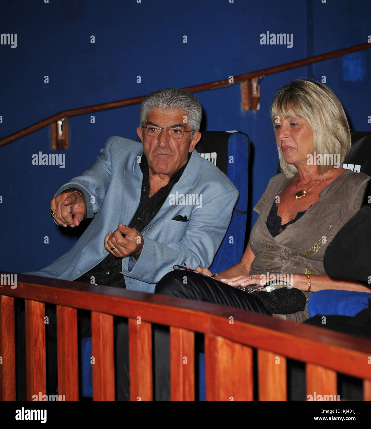 FORT LAUDERDALE, FL - janvier 08 : Frank Vincent arrive à la projection de genre en attente au Cinema Paradiso. GENIUS EN ATTENTE est un film documentaire narré par Frank Vincent (Les Affranchis, Casino, Raging Bull) qui raconte l'histoire épique de Walter L. Shaw, un génie en ingénierie qui, à plus d'un demi-siècle, a inventé une technologie qui transforme le système téléphonique rudimentaire des années 1950 à la fondation de l'industrie mondiale des télécommunications de pointe. AT&T a tenu une telle mainmise monopole. le 8 janvier 2009 à Fort Lauderdale, en Floride. People : Frank Vincent Banque D'Images